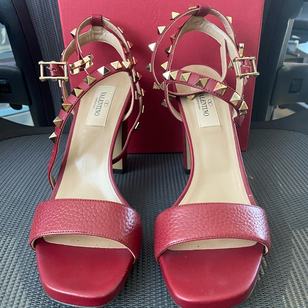 Pebbled Calfskin Rockstud Ankle Strap 5/105mm Sandals 37 Rubino
